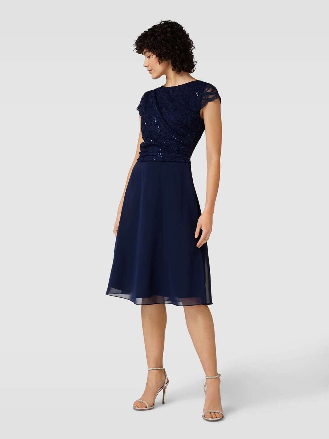 Коктейльное платье длиной до колена с кружевной отделкой