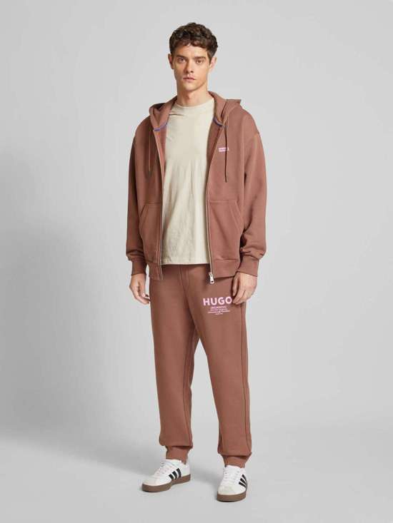 Спортивные брюки зауженного кроя с принтом этикеток Nevez