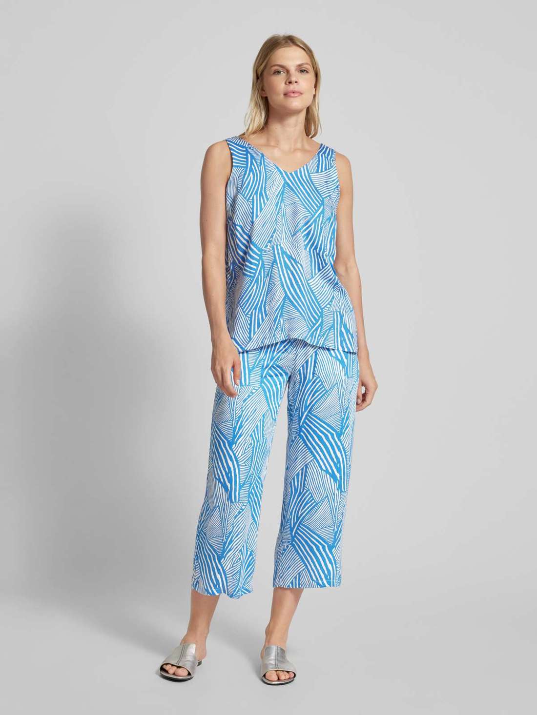 Блузка-топ с закругленным V-образным вырезом