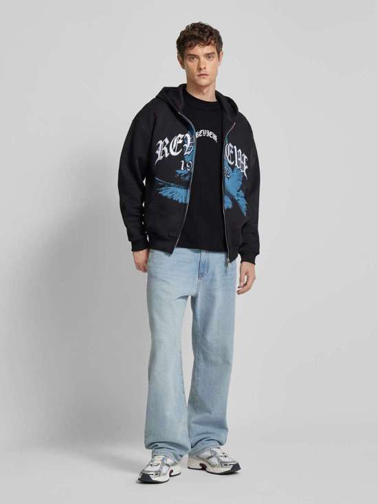 Толстовка с вышивкой этикеток