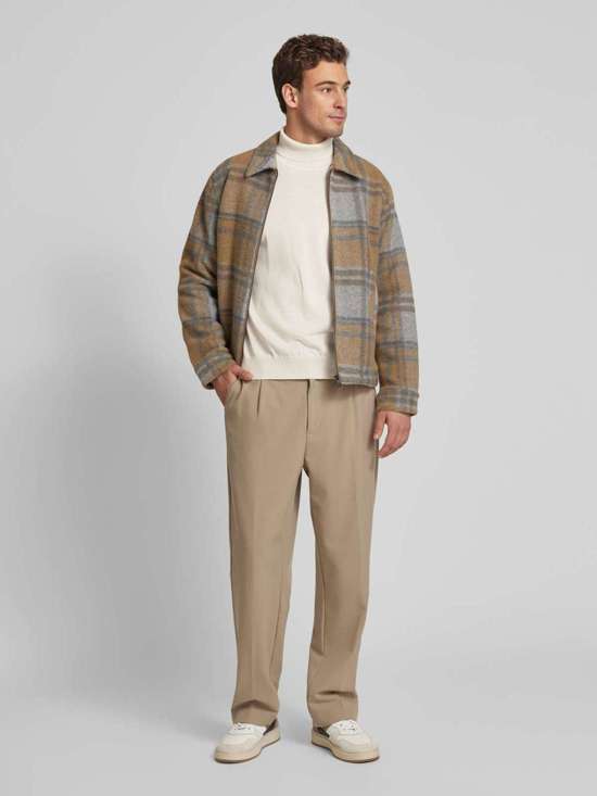 Вязаный свитер с высоким воротником