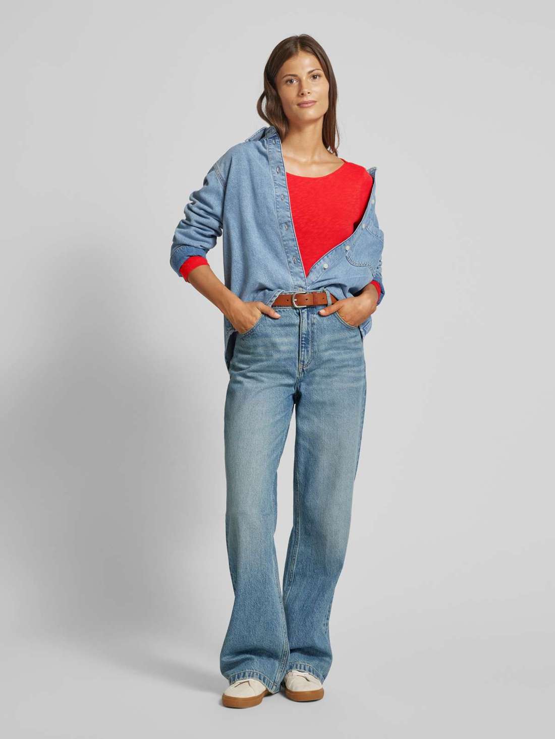 Рубашка стандартного кроя с длинными рукавами и вырезом-лодочкой