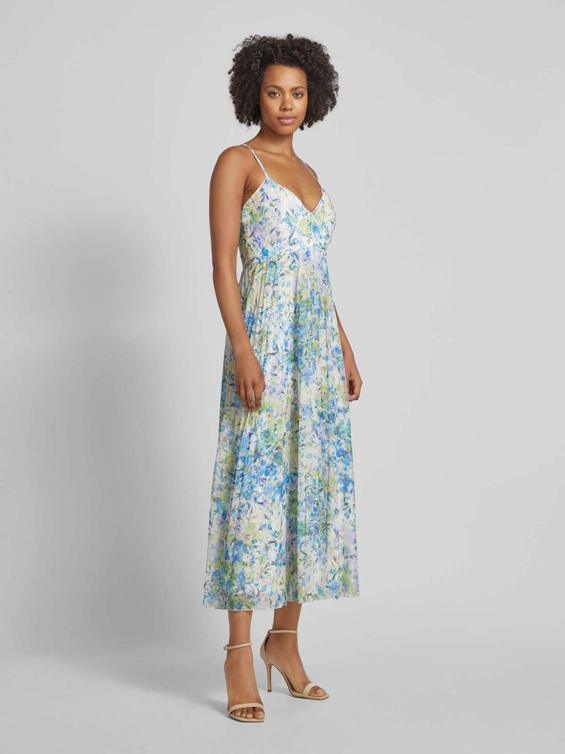 Коктейльное платье на тонких бретельках