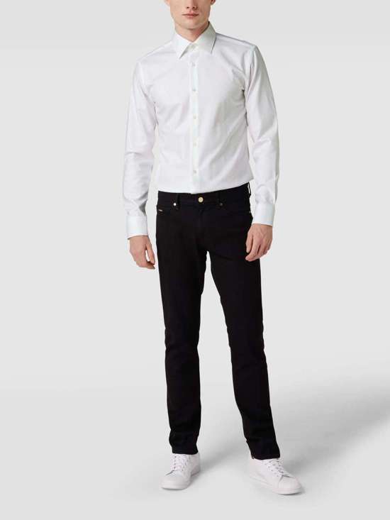 Деловая рубашка приталенного кроя из твила с эластичным наполнением