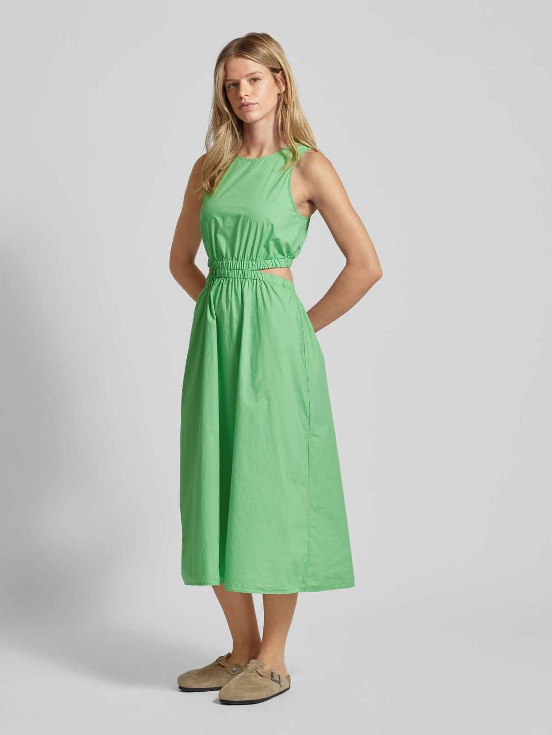 Платье миди с вырезом