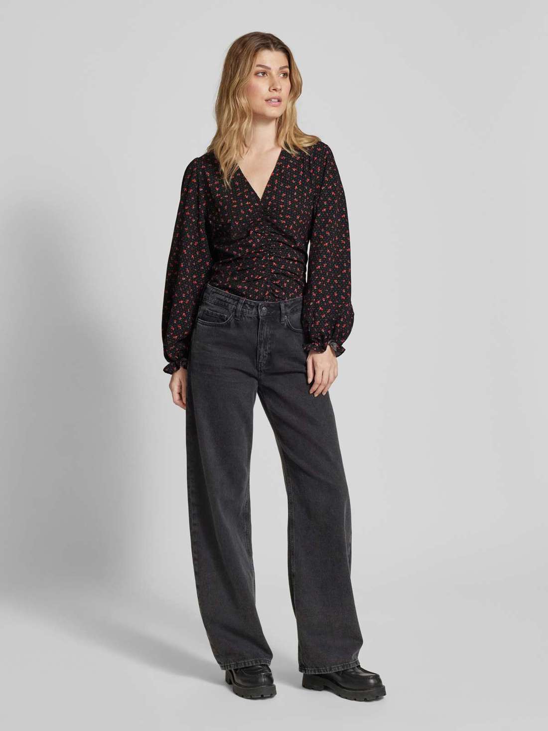 Блузка стандартного кроя с V-образным вырезом Katinka