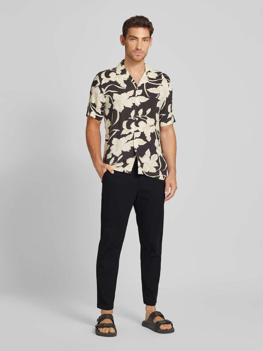 Костюмные брюки узкого кроя с боковыми карманами datura