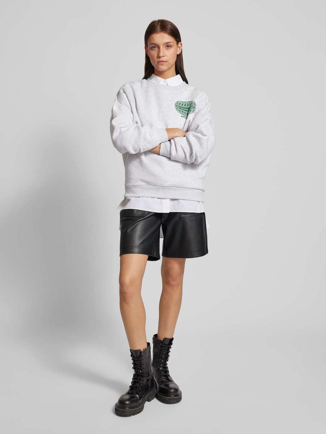 Толстовка свободного кроя с принтом этикеток