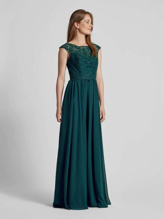 Вечернее платье с кружевной отделкой