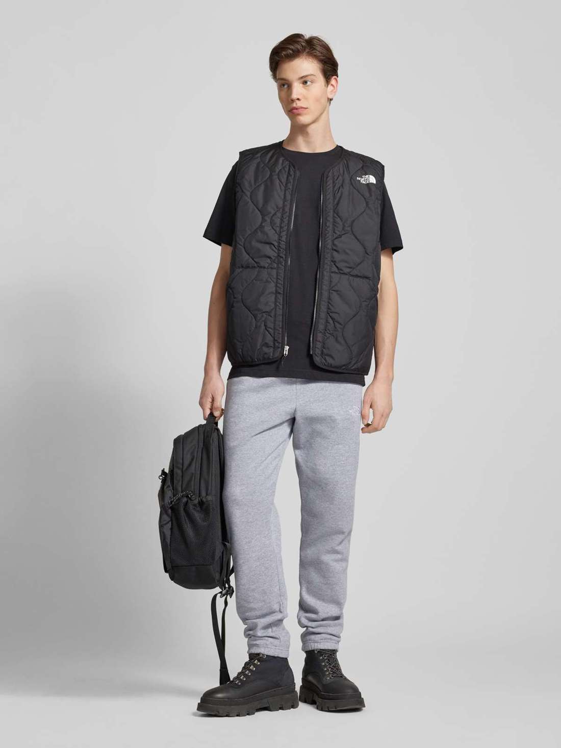 Спортивные штаны с отстрочкой этикеток