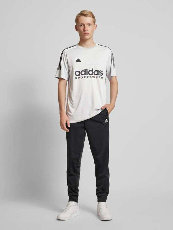 Футболка с принтом этикетки