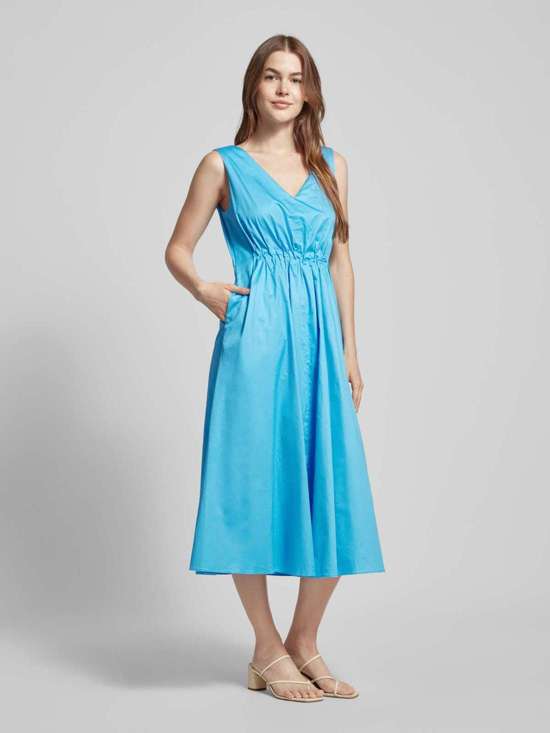 платье с V-образным вырезом