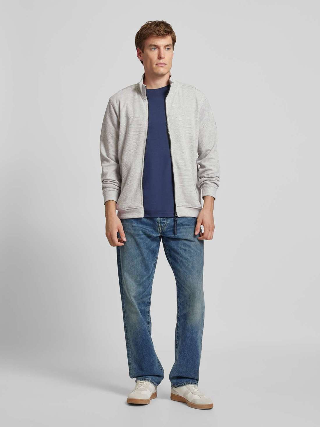 Толстовка с карманами на молнии