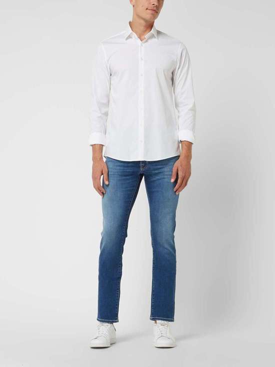 Деловая рубашка приталенного кроя из поплина