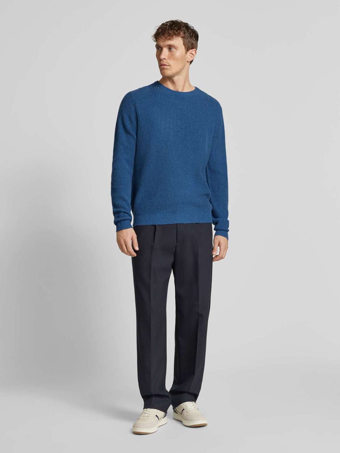 Вязаный свитер с круглым вырезом