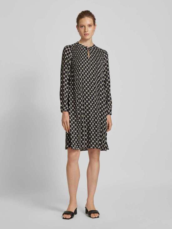 Платье длиной до колена с вырезом-капля