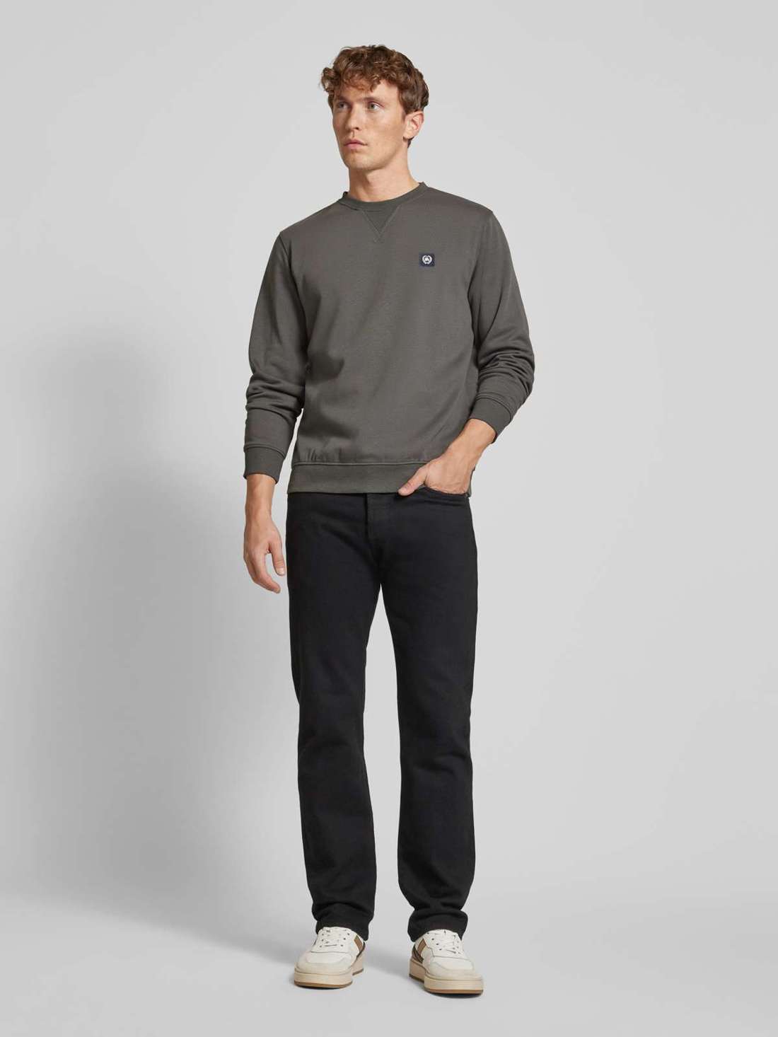 Толстовка с вышивкой этикеток