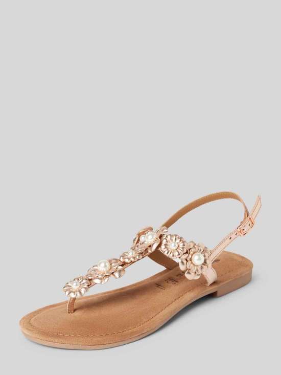 Шлепки ног с цветочными аппликациями