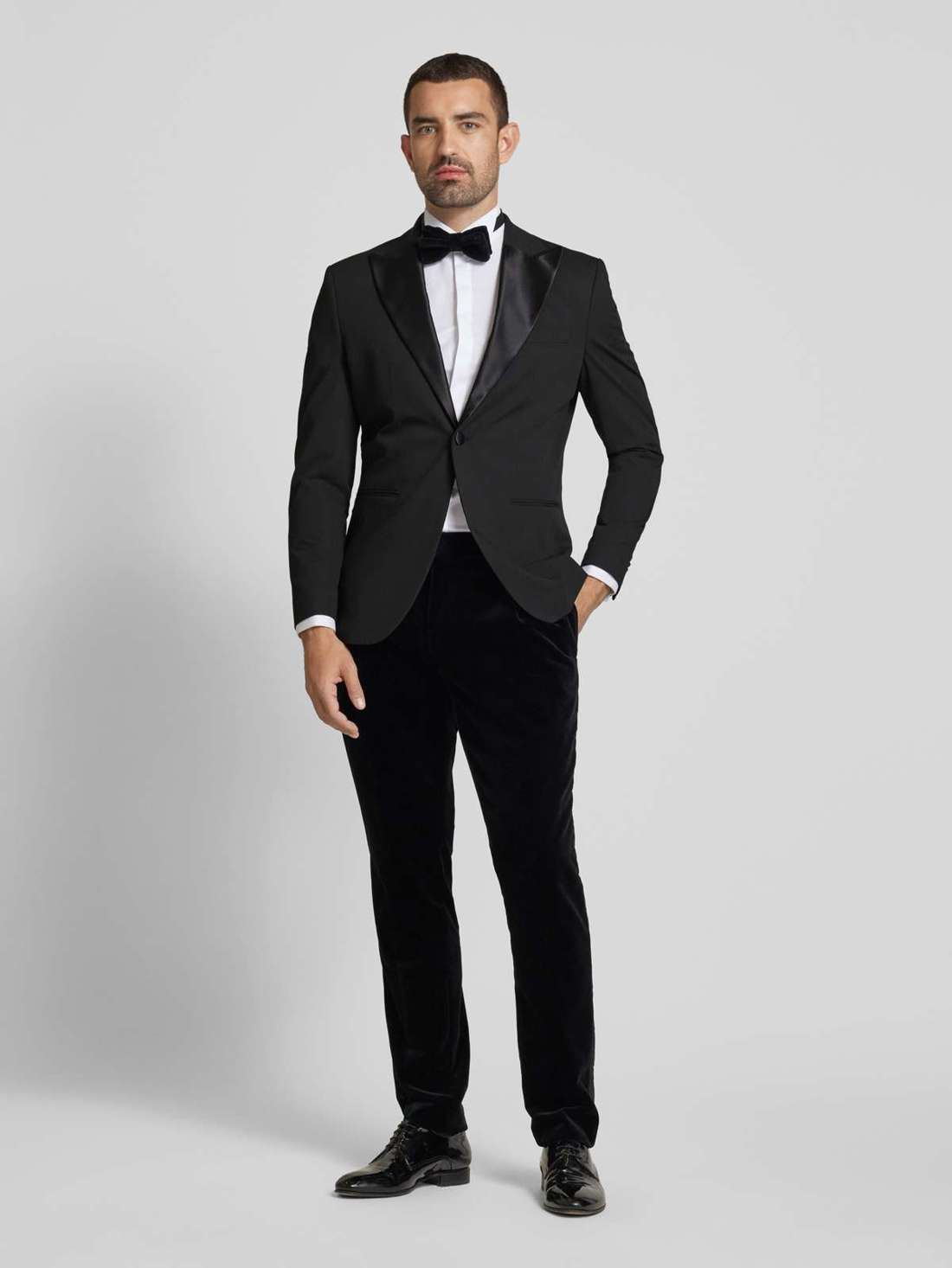 Куртка на 1 пуговице с окантовочными карманами