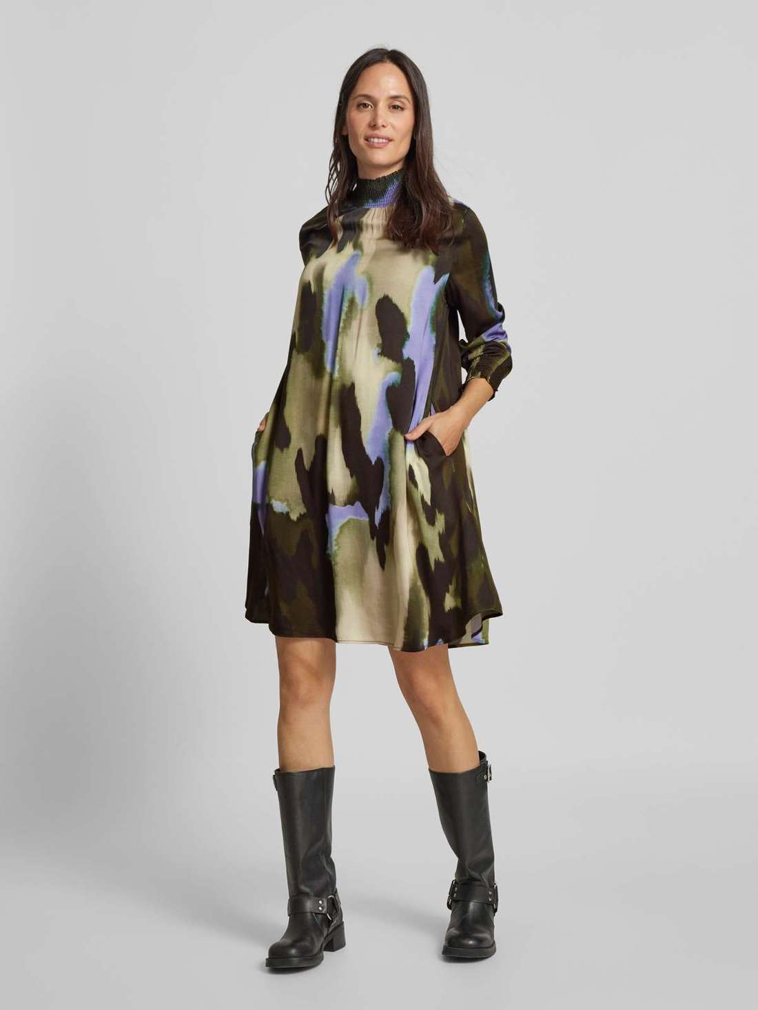 Платье длиной до колена с воротником стойкой