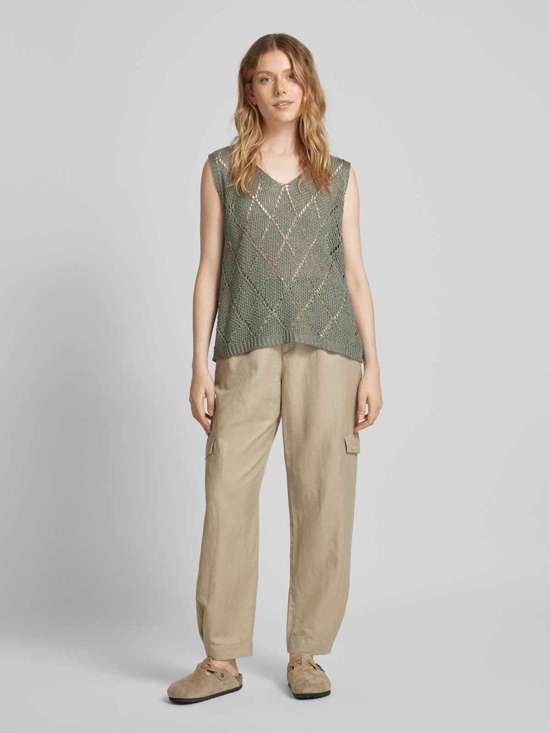 Жилет-свитер с узором из дырок