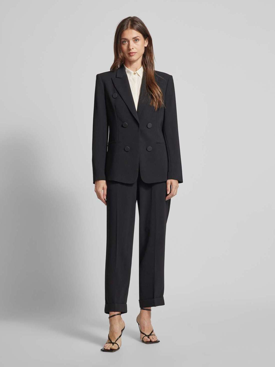 Брюки зауженного кроя со складками