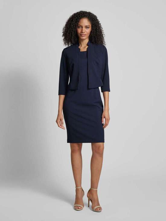 Коктейльное платье со структурированным узором на спине