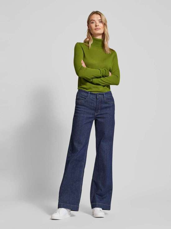 Вязаный свитер с ребристыми манжетами