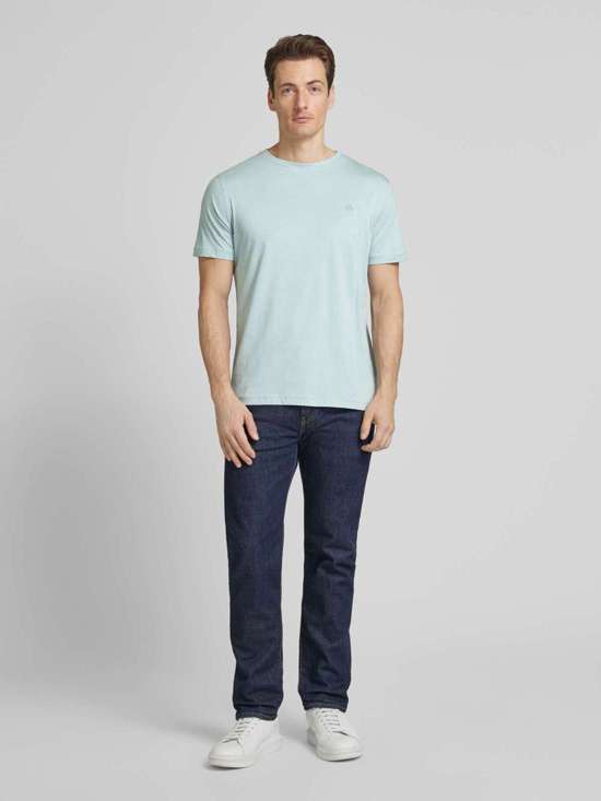 Футболка с вышивкой этикетки