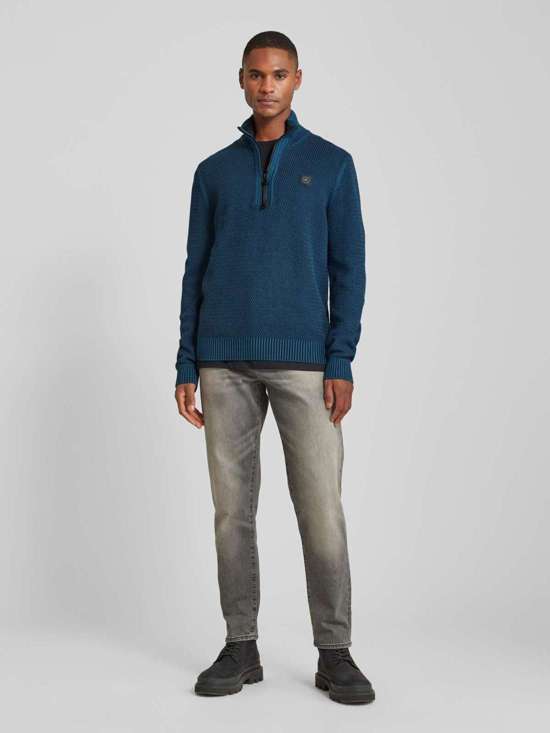 Вязаный свитер с воротником стойкой