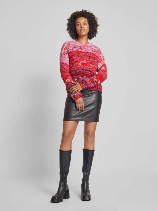 Вязаный свитер с круглым вырезом