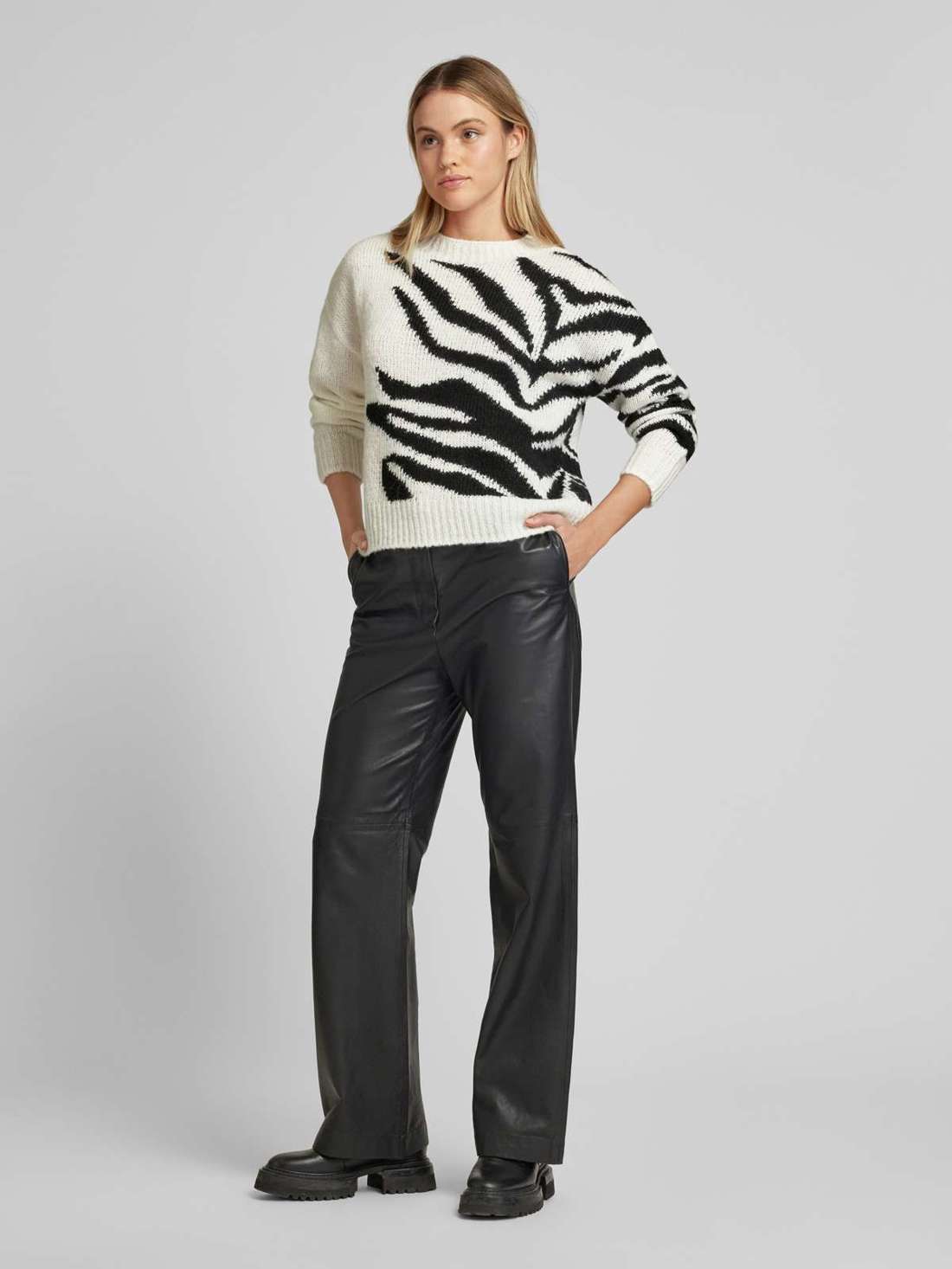 Вязаный свитер с ребристыми манжетами