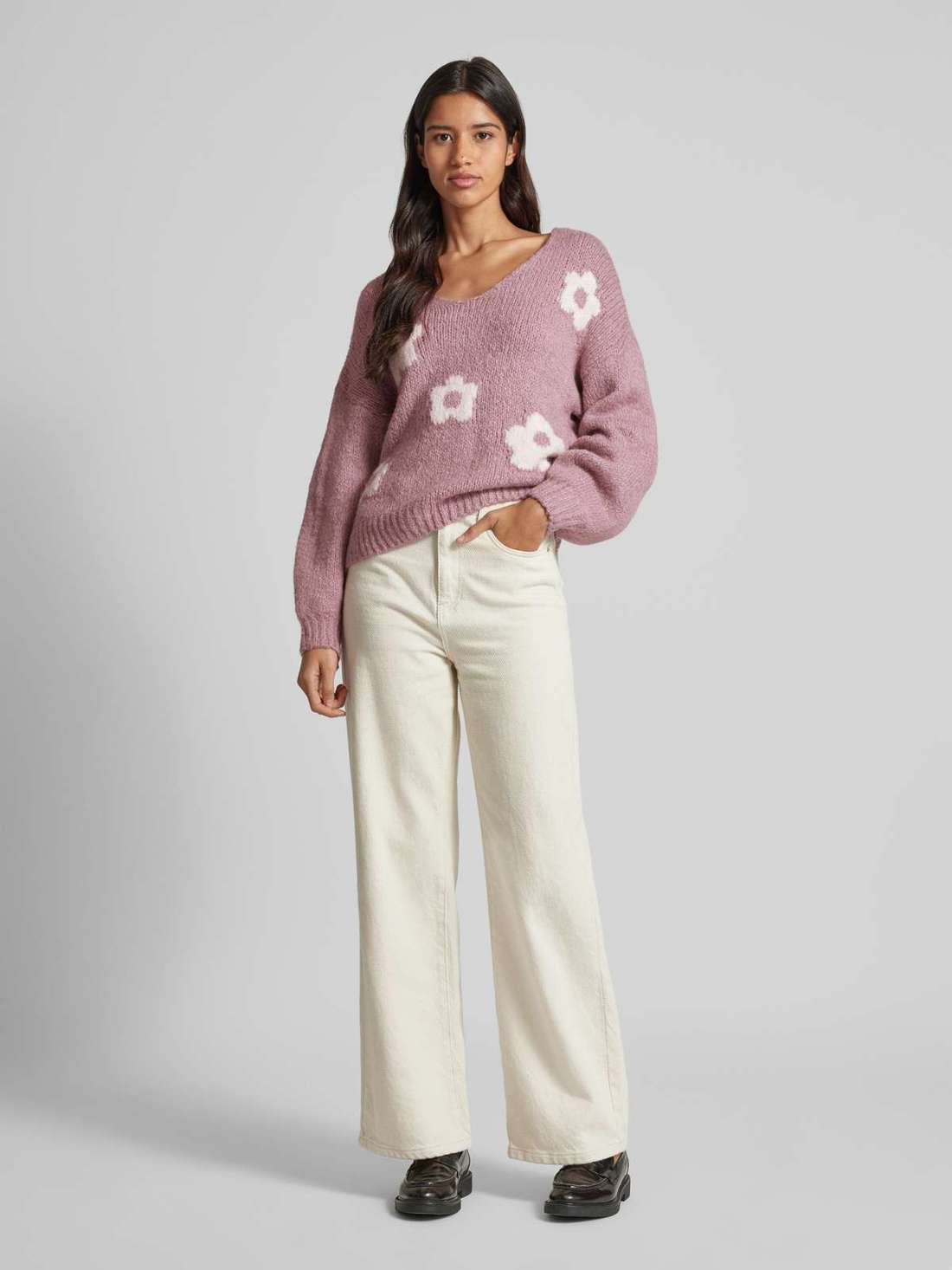 Вязаный свитер с ребристыми манжетами