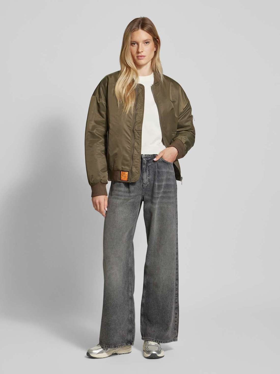 Куртка-бомбер оверсайз с пришитыми лейблами