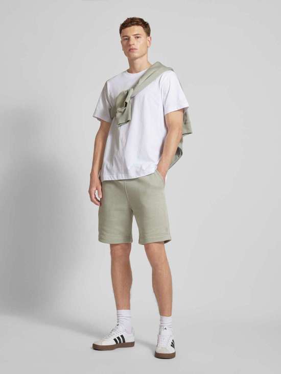 Спортивные шорты с отстрочкой-лейблом