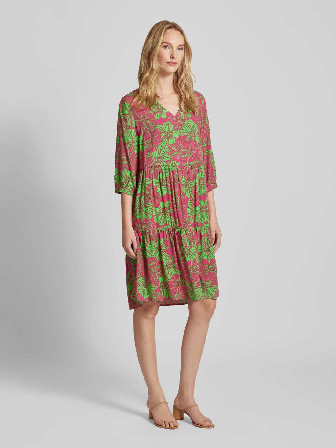 Платье длиной до колена из вискозы с цветочным узором