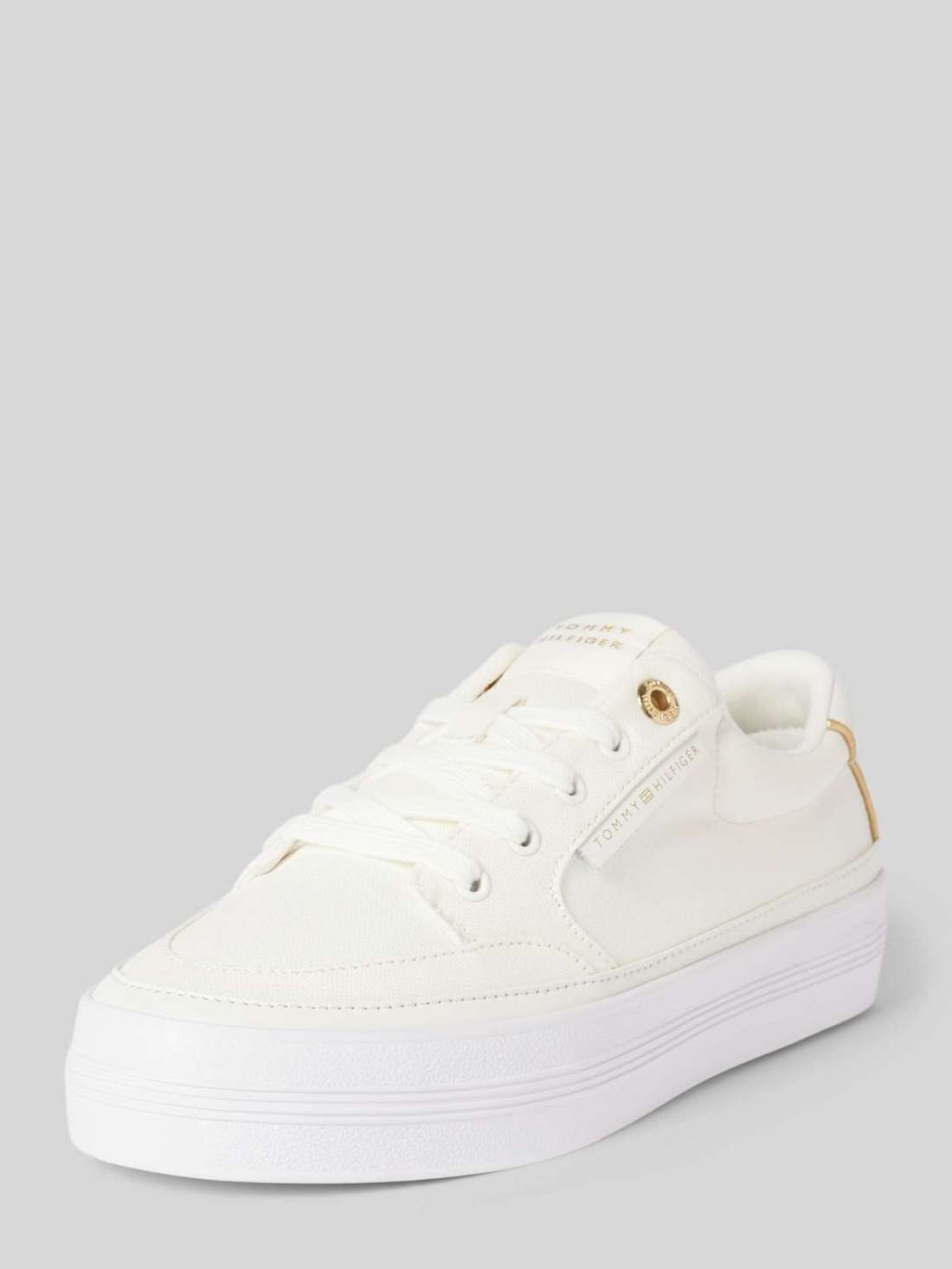 кроссовки на шнуровке