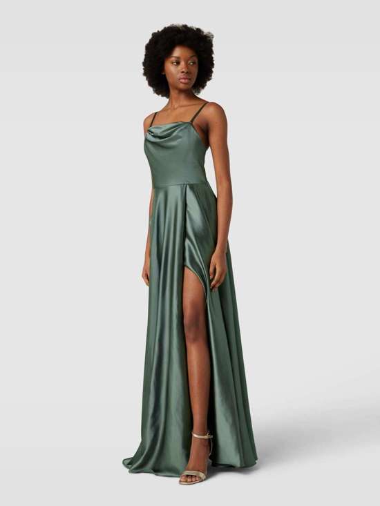 Вечернее платье с воротником-хомутом