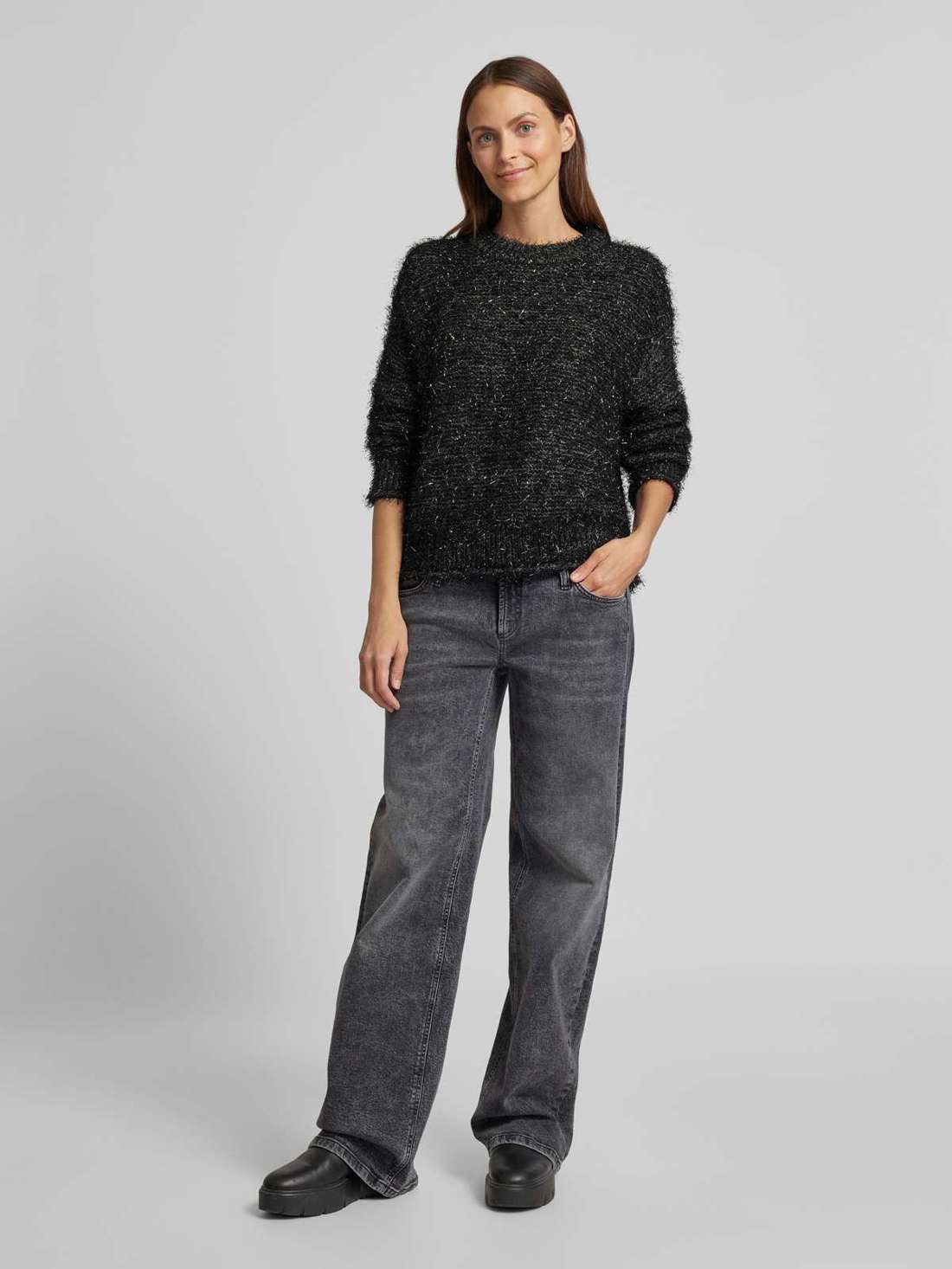 Свитер свободного кроя вязаный из фасонной пряжи