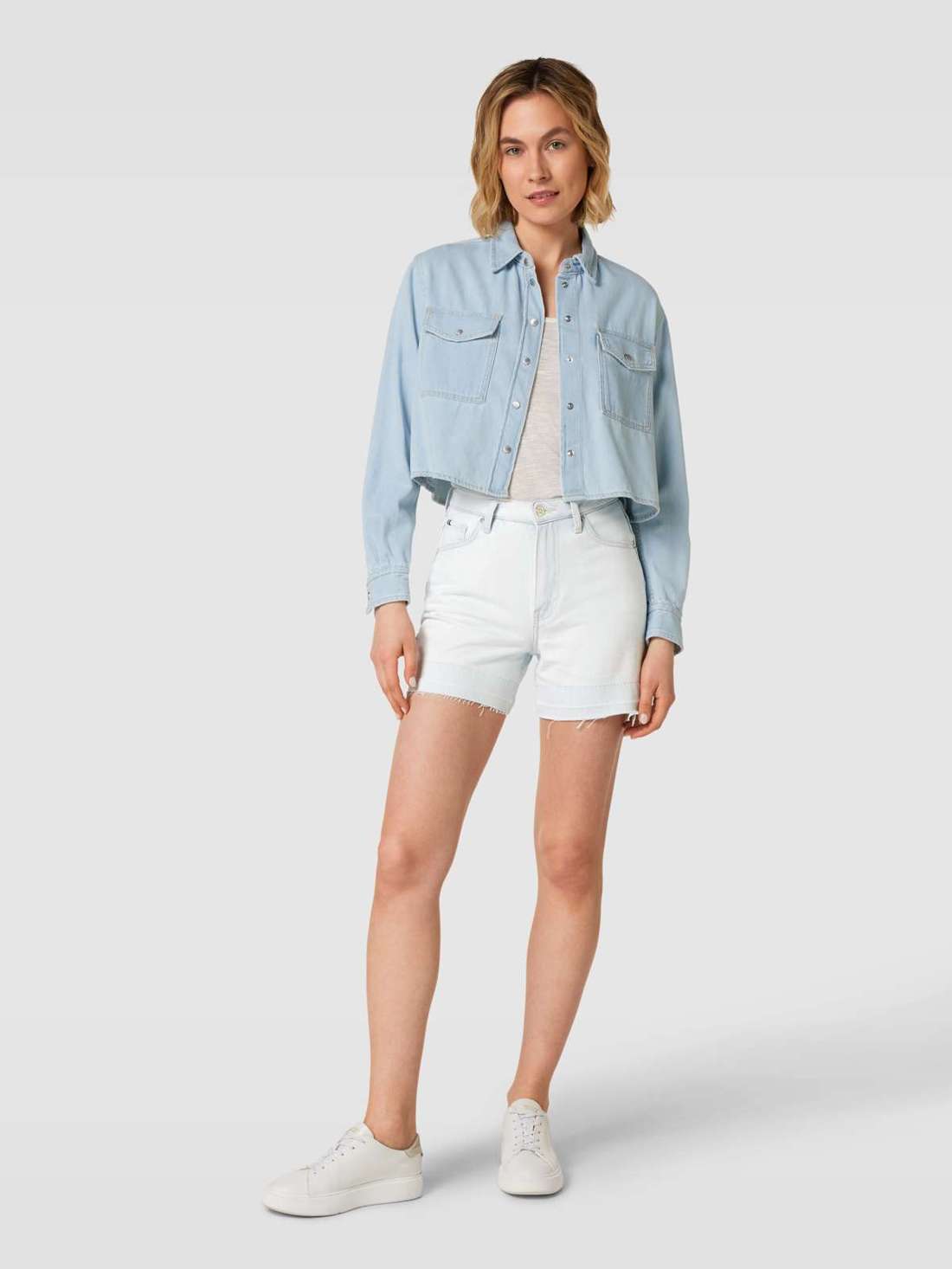 Джинсовые шорты с потертыми манжетами