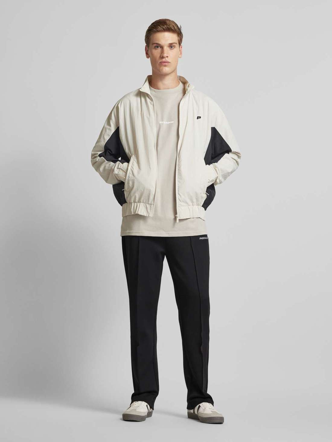 Спортивные брюки с эластичным поясом и вышивкой логотипа