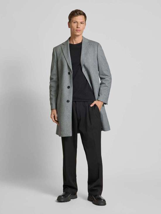 Пальто с прорезными карманами