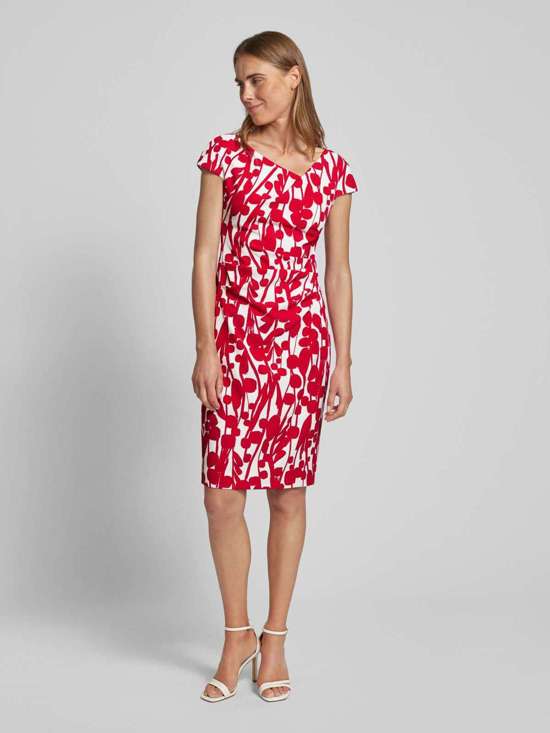 Коктейльное платье длиной до колена с рюшами