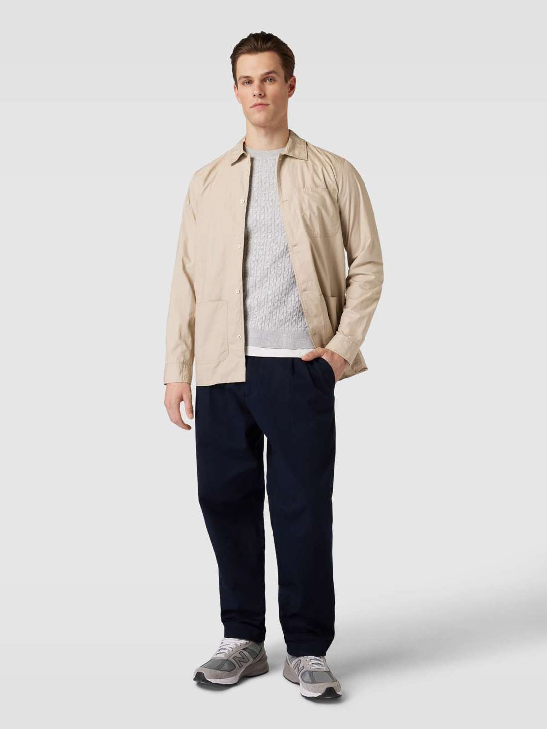 Деловая рубашка приталенного кроя с нагрудным карманом