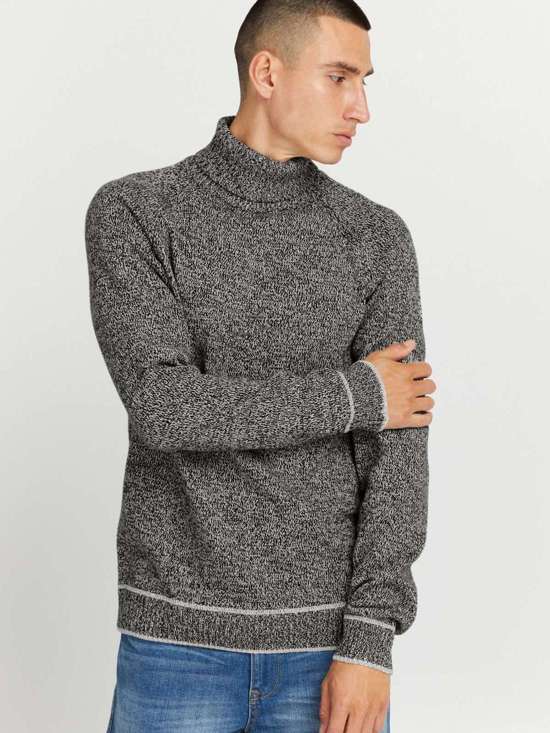 Пуловер с высоким воротником