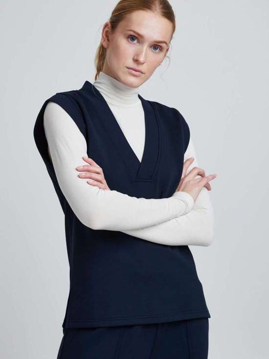 Пуловер с V-образным вырезом BYPUSTI