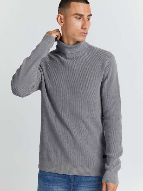 Пуловер с высоким воротником