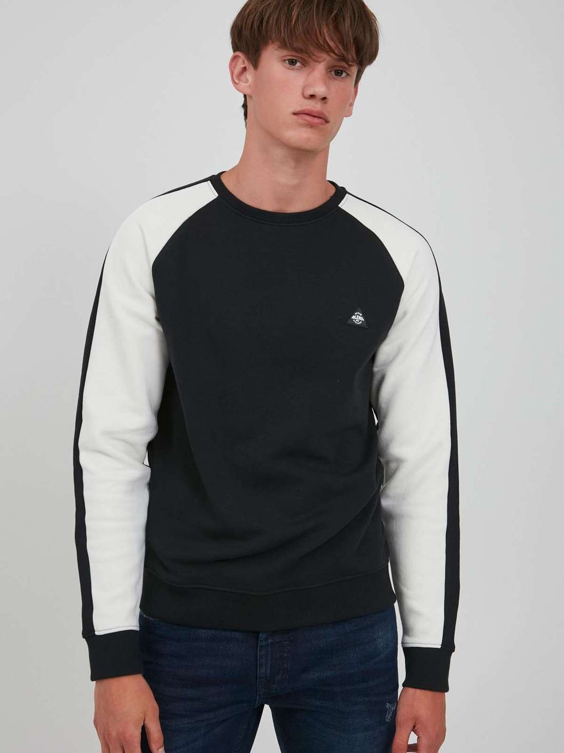 Пуловер с круглым вырезом BHNeville