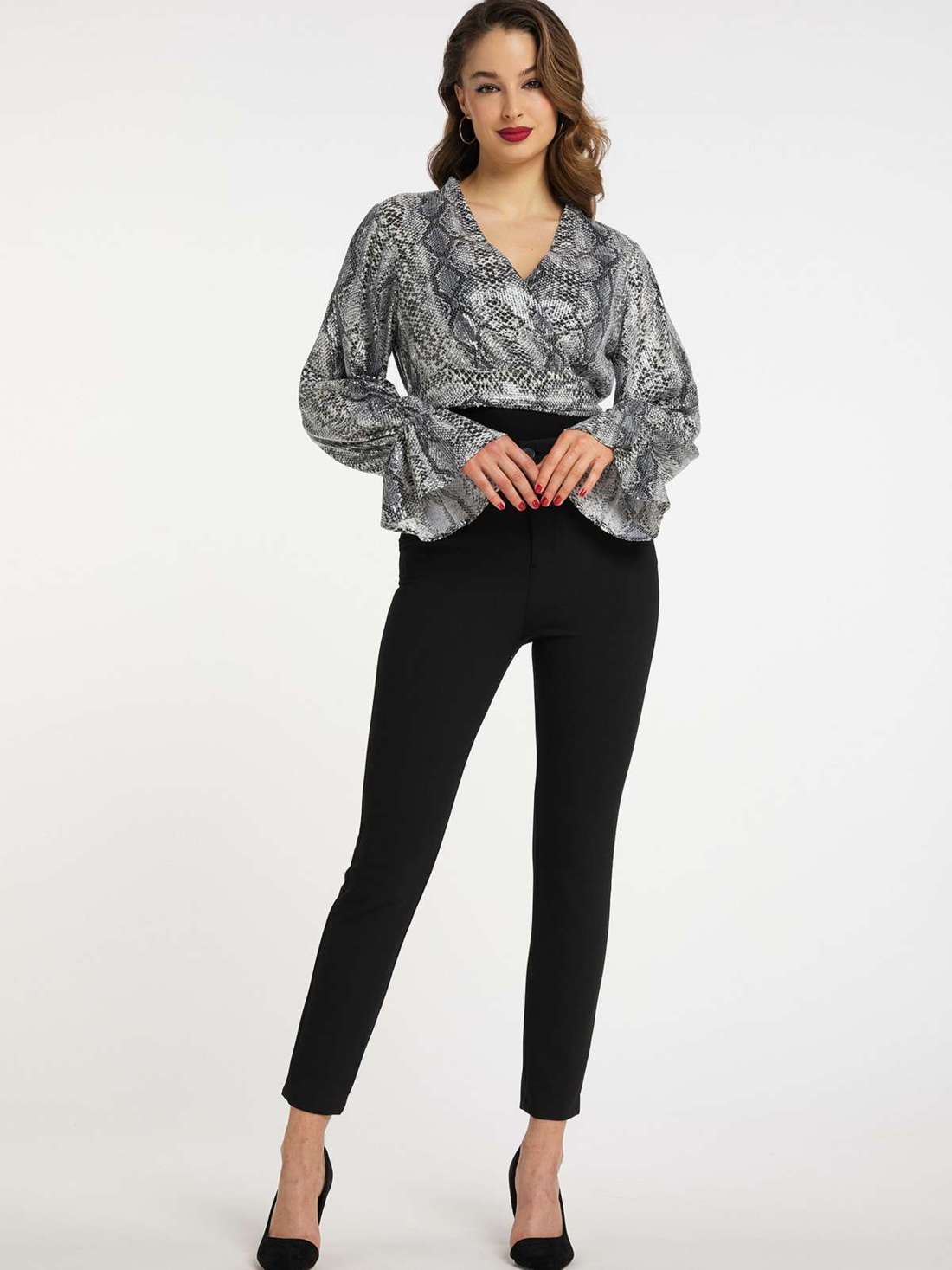 Блузка с запахом и пайетками