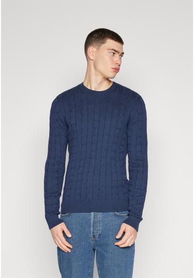 Пуловер LIGHTWEIGHT CABLE-KNIT CREW SWEATER